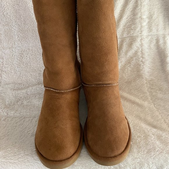 Woman’s Ugg Classic Tall Boots 5815 - Chestnut Size 7 - Picture 4 of 9